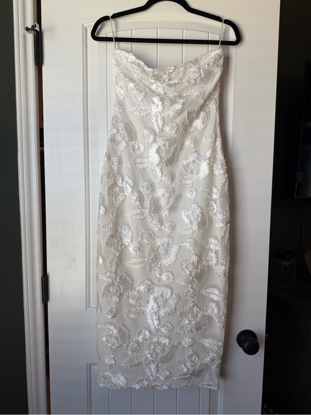Leilani White Floral
Textured Strapless
Dress